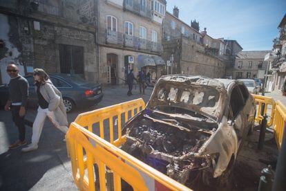 One of the burned vehicles in Tui.