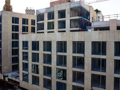 El nuevo hotel que Meliá está construyendo en la calle Casp de Barcelona.