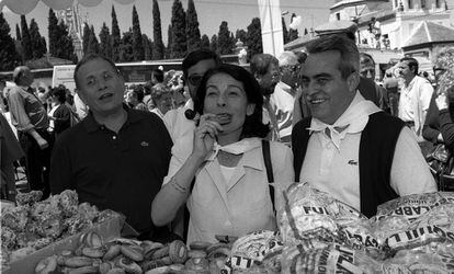 Inés Sabanés, candidata a la alcaldía de Madrid por IU en las elecciones municipales del 13-J, saborea una rosquilla en la pradera de San Isidro, el 15 de mayo de 1999.