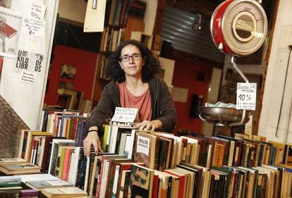Susana Morán, fundadora de La Casquería, libros al peso, un puesto en el Mercado San Fernando en Embajadores.