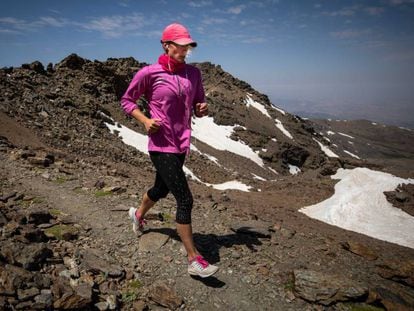 Mireia Belmonte corriendo en la cima del Veleta, el pasado junio.