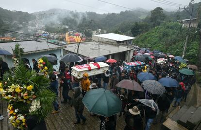 Los familiares y amigos de Jair Valencia, 19 años, Yovani Valencia, 16 años, y Misael Olivares, 16 años, asisten a su funeral en Veracruz, México.