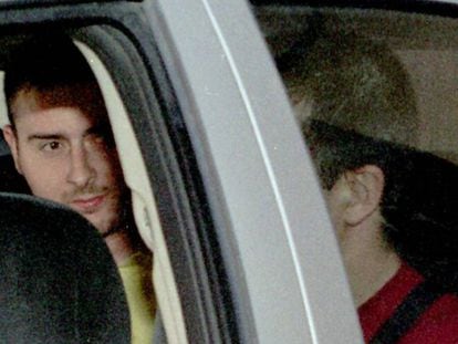 Alfredo Galán a su salida de las dependencias policiales de Puertollano en dirección a Madrid, en 2003.
