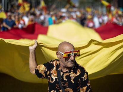 Un manifestante sujeta una bandera española, este domingo en Barcelona.