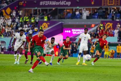 Cristiano Ronaldo anota el primer gol del partido ante Ghana este jueves en el estadio 974 de Doha.