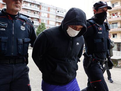 Agentes de la Ertzaintza trasladan al detenido por su presunta vinculación con los asesinatos de hombres en Bilbao tras registrar un piso en la localidad guipuzcoana de Irun (Gipuzkoa), este viernes.