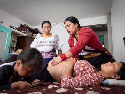 Martha Arotingo palpa la posición del bebé de Jenny Morales, en Cotacachi (Ecuador).