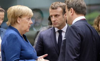 Angela Merkel habla con Emmanuel Macron y con el primer ministro de Luxemburgo, Xavier Bettel, en la cumbre europea del mes pasado.