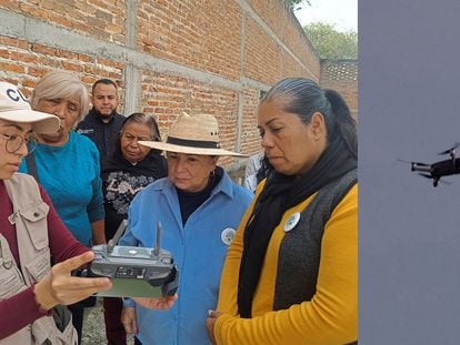 Un miembro de la Comisión de Búsqueda de Jalisco enseña a madres buscadoras a usar el control remoto de un dron en Cajititlán, Jalisco, en diciembre de 2023.