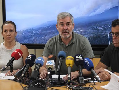 El presidente de Canarias, Fernando Clavijo, flanqueado por la presidenta del Cabildo de Tenerife, Rosa Dávila, y el consejero de Política Territorial del Gobierno de Canarias y responsable de Emergencias, Manuel Miranda, en la rueda de prensa del día 17.