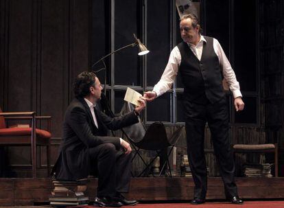 Juanjo Puigcorbé (a la derecha) y Pere Ponce, en 'El crítico'.