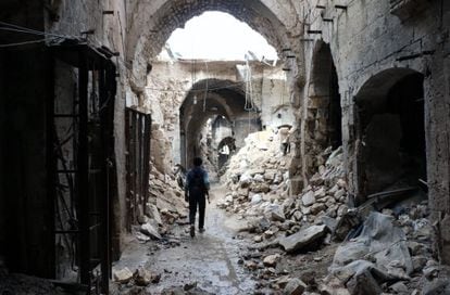 Un rebelde cruza el viejo mercado de Alepo, en Siria.