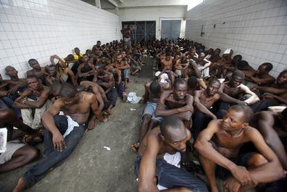 Prisioneros retenidos por las fuerzas leales al presidente electo, Alassane Ouattara, en Abiyán.