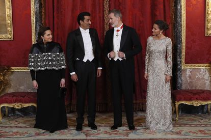 El rey Felipe VI conversa con el emir de Qatar, Tamim bin Hamad Al Thani, ante la mirada de a la reina Letizia y la jequesa Jawaher Bint Hamad Bin Suhaim Al Thani, a su llegada a la cena.