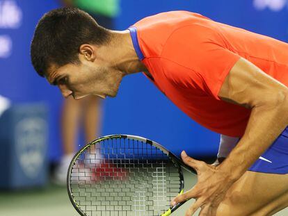 Carlos Alcaraz grita de rabia tras perder un punto ante Cameron Norrie en Cincinnati.