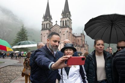 Santiago Abascal, secretario general de Vox, se hace una selfi con una simpatizante, el 15 de mayo de 2023 en Covadonga (Asturias).