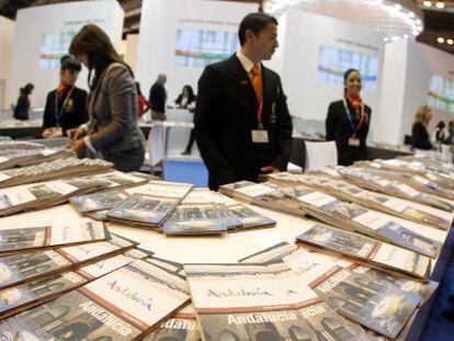 Uno de los mostradores del puesto de Andaluc&iacute;a en la feria de Fitur, en Madrid.