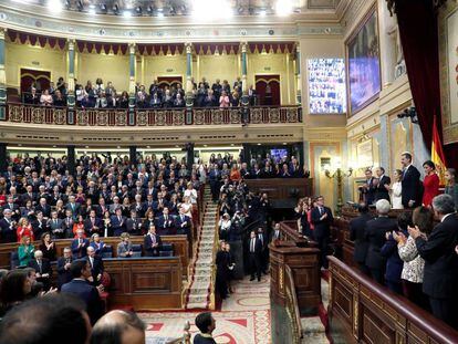 Felipe VI recibe el aplauso de los asistentes en el hemiciclo del Congreso de los Diputados, durante la celebración del 40 aniversario de la Constitución.