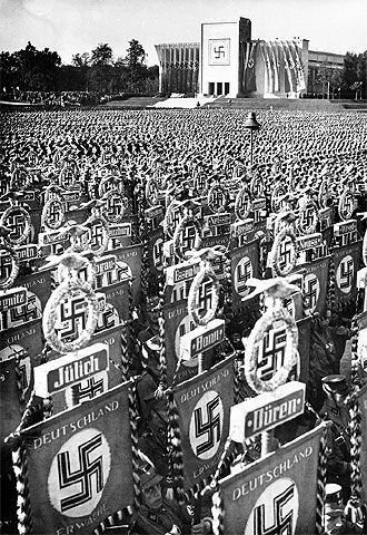 Cien mil soldados nazis, con estandartes, en Núremberg en 1936.