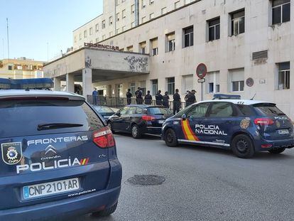 Agentes custodian la salida del hospital Puerta del Mar de Cädiz donde es atendido el inspector herido grave en Algeciras
