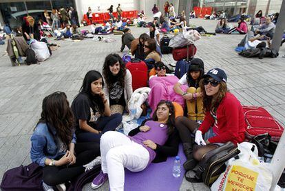 Acampada de jóvenes, ayer, a las puertas del Palacio de los Deportes.