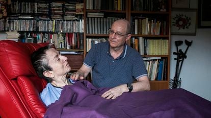 María José Carrasco y Ángel Hernández, en su casa en diciembre de 2018. Él facilitó el suicidio de ella ante la falta de una ley de eutanasia.