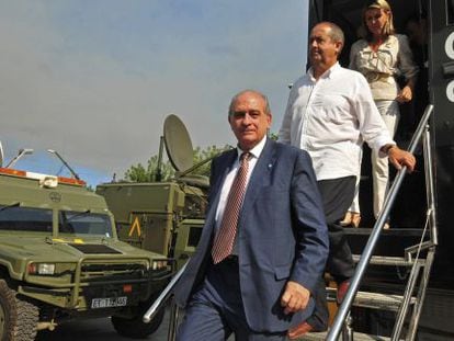 Jorge Fernández Díaz, ministro de Interior, Felip Puig, consejero de Interior, y María de los Llanos de Luna, delegada del gobierno en Cataluña