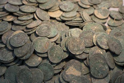 Las monedas de bronce, en una mesa del Museo Arqueológico de Sevilla
