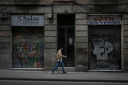 Comercios cerrados en el barrio Gótico de Barcelona.