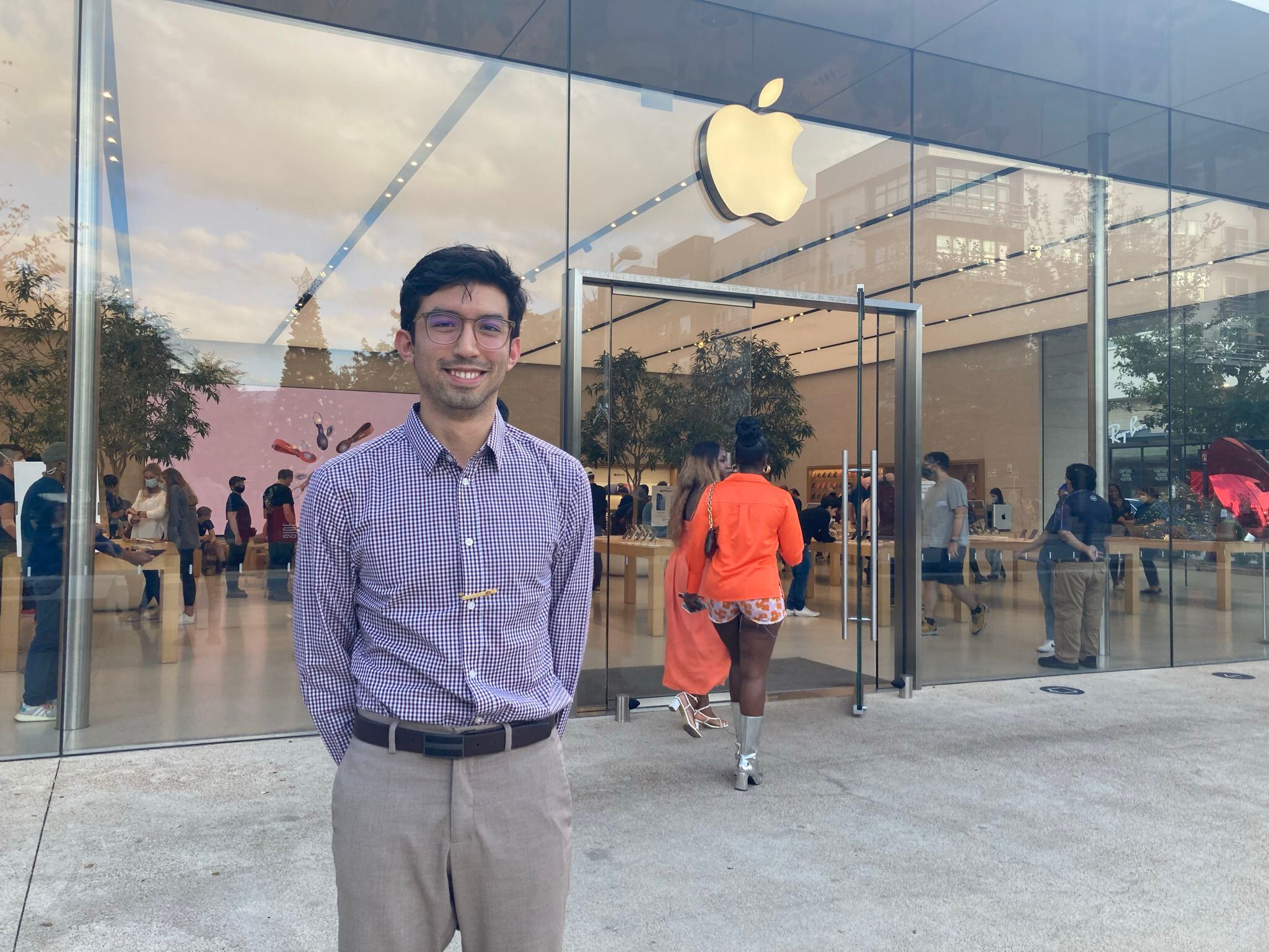 El ingeniero de Apple Leonardo Angulo, de 25 años, ante la tienda de la marca en Austin el pasado mes de noviembre.