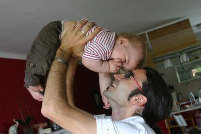 Marcel Bartumeus con su hijo de siete meses, al que no va a vacunar, en Girona.
