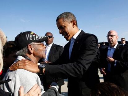 El presidente de EE UU saluda a un veterano a su llegada a Columbus (Ohio).