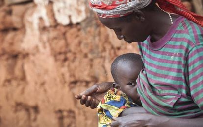 Una mujer da pecho a su hijo en Burundi.