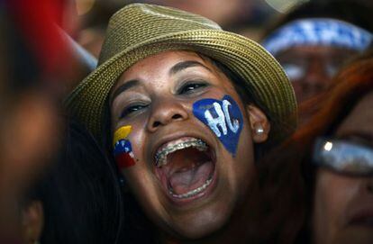 J&oacute;venes seguidores de Capriles, en un mitin en Cabimas.