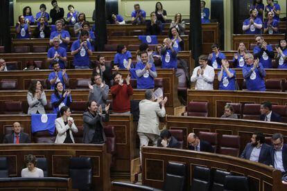 Los diputados de Unidos Podemos, con camisetas azules en las que se pod&iacute;a leer la reivindicaci&oacute;n &quot;Agua 100 % p&uacute;blica&quot;, durante un Pleno del Congreso.