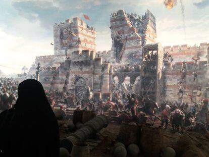 Una mujer turca velada en el museo Panorama 1453 de Estambul que muestra el momento final del asedio de Constantinopla.