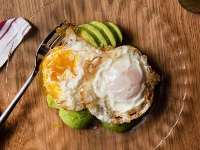 Huevos fritos con aguacate de Little Spain, en una imagen proporcionada por el mercado.