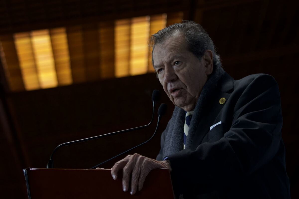 Adiós al político total |  Opinión