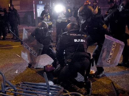 Miembros de las Unidades de Intervención Policial cargan contra un manifestante durante la manifestación contra la investidura de Sánchez este sábado en Ferraz.