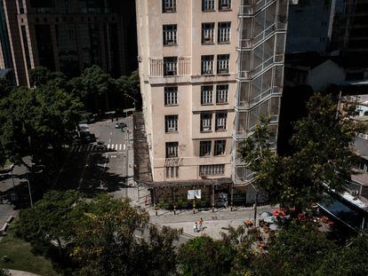 Lateral del Edificio Joseph Gire, mejor conocido como Noite, desde la terraza del Museo MAR, ambos ubicados en Praça Mauá, en el centro de Río de Janeiro.