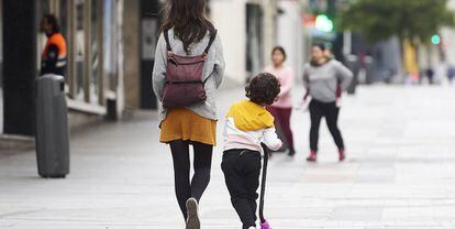 Una mujer con una niña en una calle de Madrid.