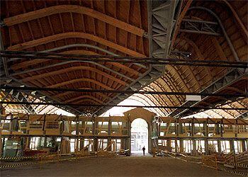 La nave principal del nuevo mercado de Santa Caterina, con la impresionante cubierta ondulada diseñada por Miralles y Tagliabue. / JOAN GUERRERO