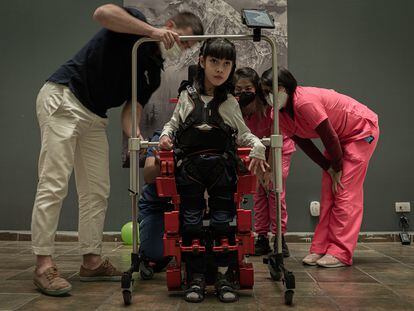 Ximena Barnad, paciente de 8 años, usando el exoesqueleto de la empresa Marsi Bionics dentro del centro de rehabilitación de la fundación APAC en la colonia Doctores, en Ciudad de México.