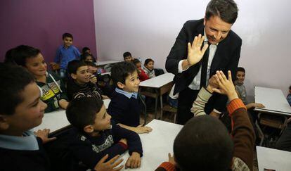 El primer ministro, Matteo Renzi, durante una visita a una escuela de niños sirios en Líbano.