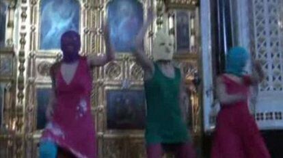 Captura de un vídeo grabado durante la protesta contra Putin del grupo Pussy Riot en la catedral del Cristo Redentor de Moscú.