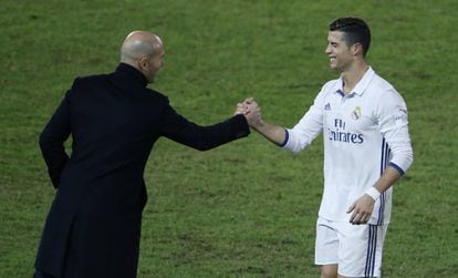 Zidane y Cristiano Ronaldo (autor de un triplete) celebran la victoria del Mundialito contra el Kashima.