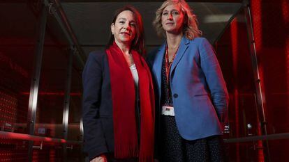 Lola Fernandez Lara y Carolina Utrilla, azafatas de Iberia, en el pasillo de entrada al Puente Aereo, que este mes cumple 30 años desde su creacion, en la T4 del Aeropuerto Adolfo Suarez Madrid Barajas.