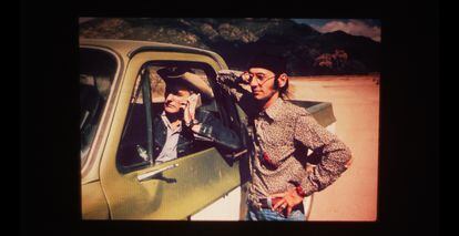 Dennis Hopper y Satya en los años setenta una imagen del documental.