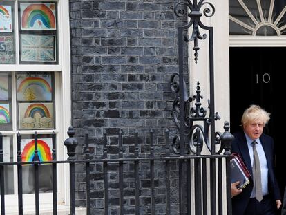 El primer ministro, Boris Johnson, abandona este miércoles su residencia de Downing Street