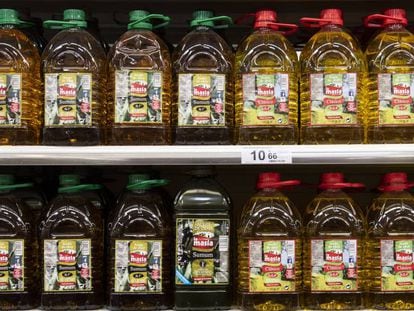 Botellas de aceite de oliva La Masía, marca propiedad de Ybarra